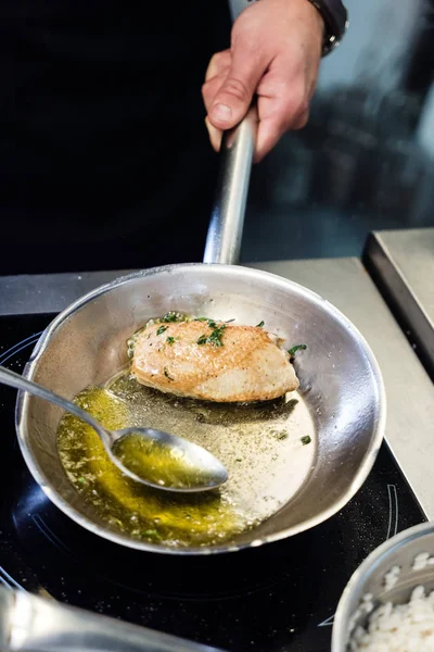 Chef pato de fritura — Fotografia de Stock