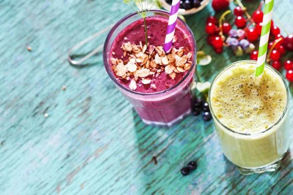 Smoothies bio dans des verres — Photo