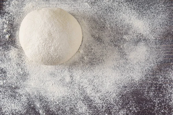 Pizza dough with flour — Stock Photo, Image