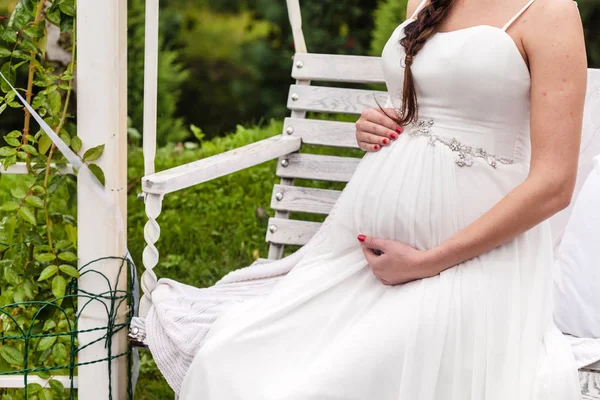 옷차림으로 임신 한 여자 — 스톡 사진