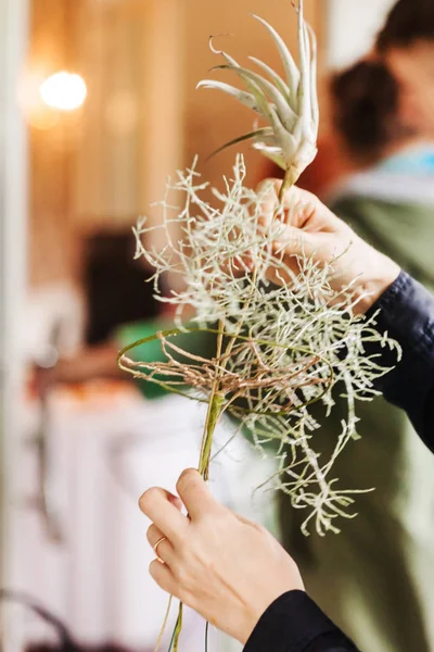 Florista fazendo buquê — Fotografia de Stock