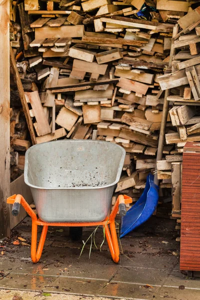 Holzstämme mit Schubkarre im Freien — Stockfoto