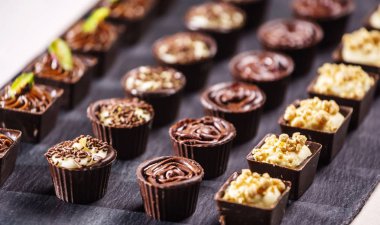 çikolatalı tatlılar yığını