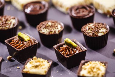 çikolatalı tatlılar yığını