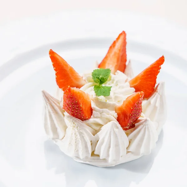 Gâteau meringue aux baies — Photo