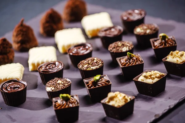 Куча шоколадных конфет — стоковое фото