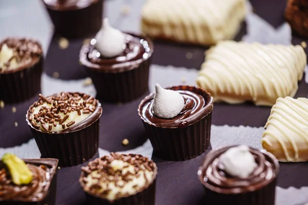 Hög med choklad godis — Stockfoto