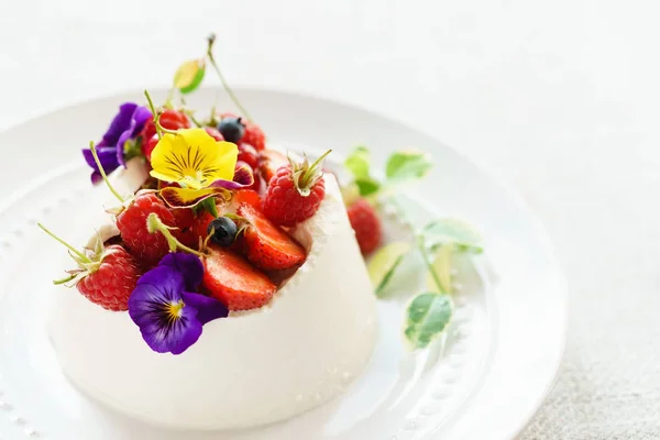 Смачний десерт з ягодами — стокове фото