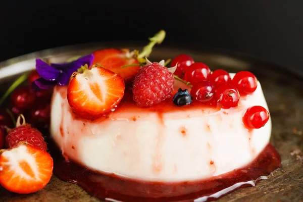 Panna cotta çilek ile — Stok fotoğraf