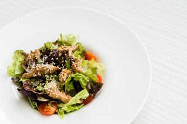 et ve sebzeli salata 