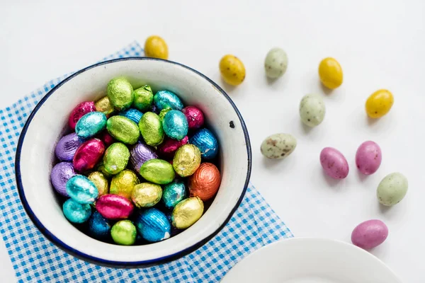 Huevos de Pascua en bowl — Foto de Stock