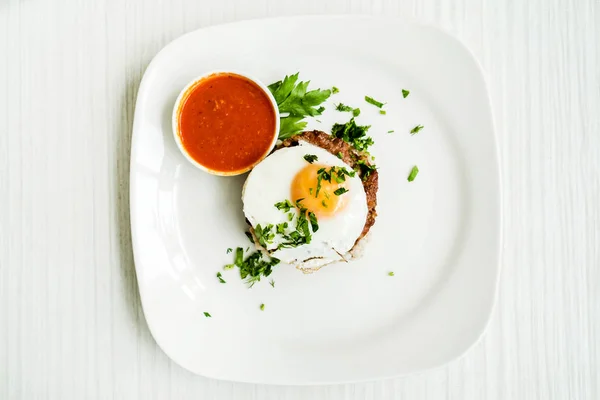 Вкусный завтрак с яйцом — стоковое фото