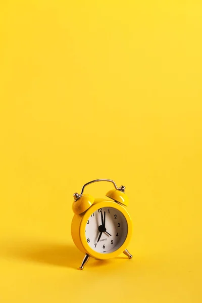 Reloj despertador amarillo —  Fotos de Stock