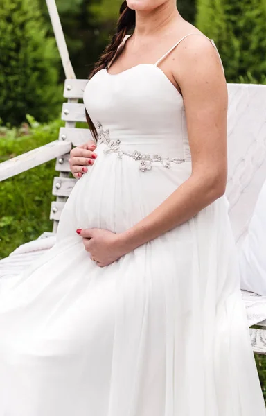 Mujer embarazada en vestido de novia —  Fotos de Stock