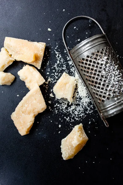 Parmesan mit Reibe — Stockfoto