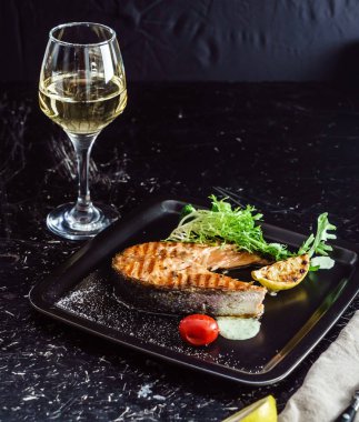 Tabakta somon bifteği 