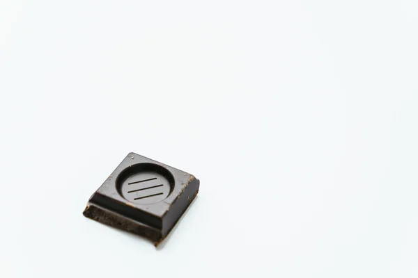 Ломтик тёмного шоколада — стоковое фото