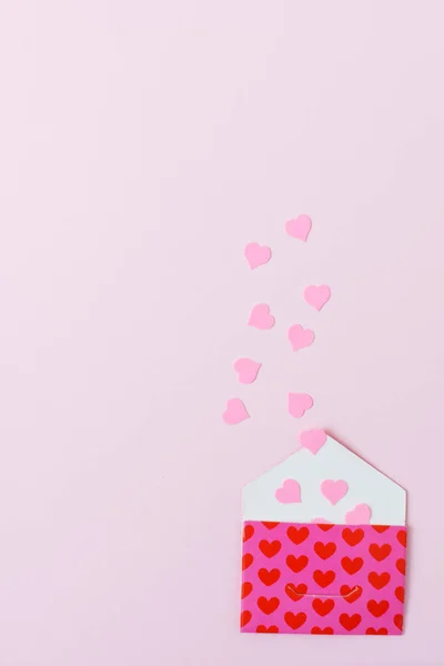 Sobre de San Valentín con corazones — Foto de Stock