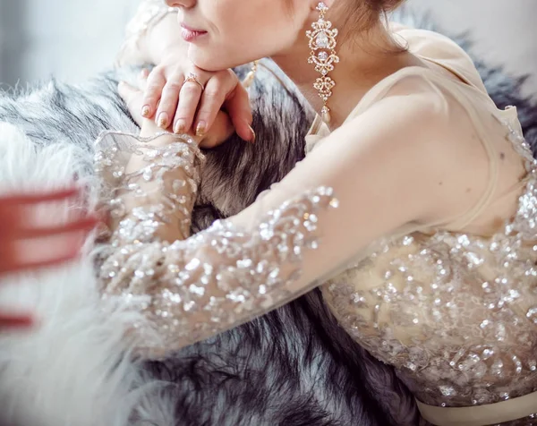 Mooie bruid in jurk — Stockfoto