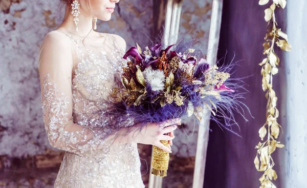 Bonita novia con flores — Foto de Stock