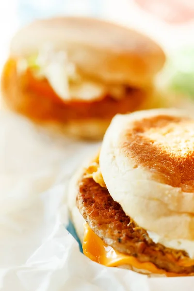 Délicieux cheeseburgers sur la table — Photo