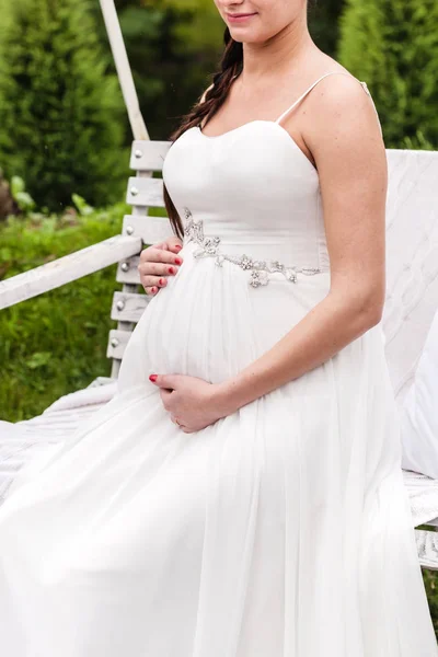 Femme enceinte en robe de mariée — Photo