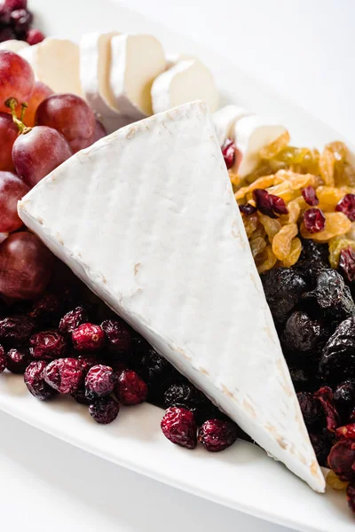 Brie cheese with raisins — Stock Photo, Image