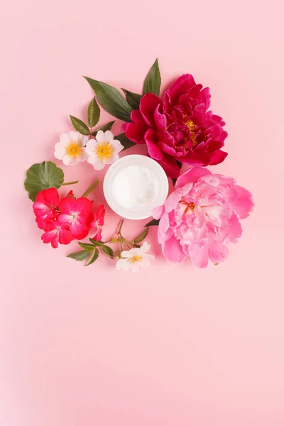 Crema cosmetica cu flori — Fotografie, imagine de stoc