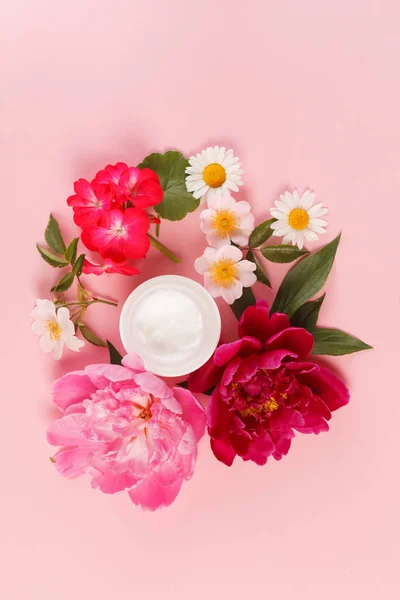 Crema cosmética con flores — Foto de Stock