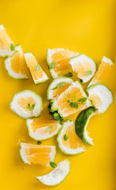 taze dilimlenmiş pomelo