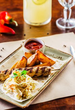 Patates ve salatalı kebap.
