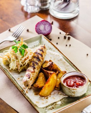 Patates ve salatalı kebap.