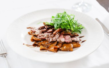 sığır eti dilim plaka üzerinde 