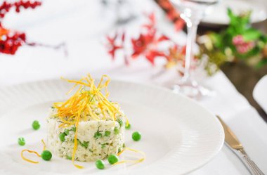 plaka üzerinde bezelye ile pirinç 