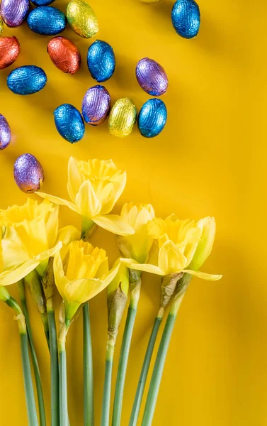 Çiçek ve çikolata yumurta — Stok fotoğraf