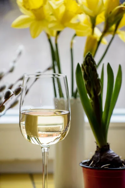 White wine with flowers — Stock Photo, Image