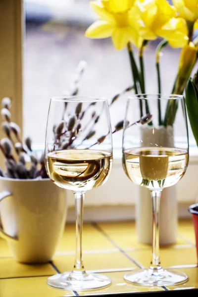 Weißwein mit Blüten — Stockfoto