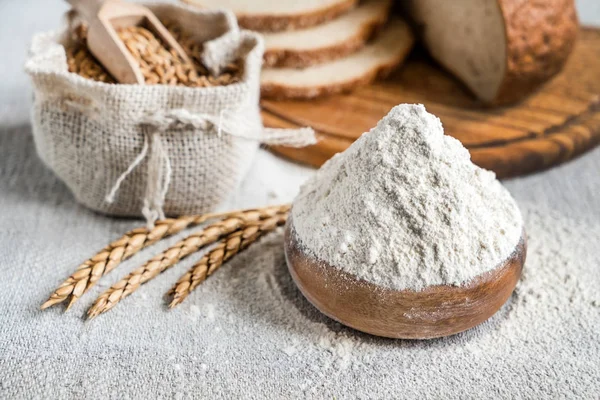 Buğday ve un masada  