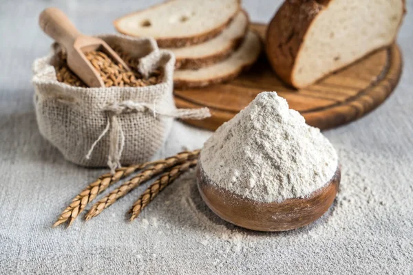 Buğday ve un masada  
