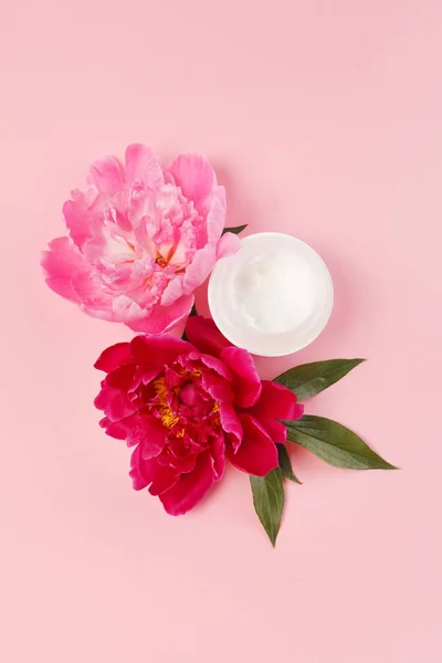 Crème cosmétique aux fleurs — Photo