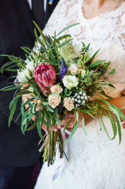 gelin düğün çiçekleri ile