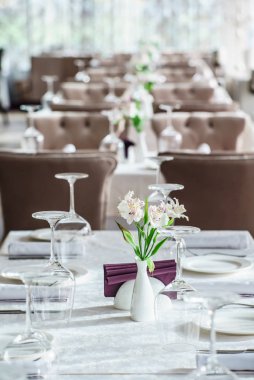 Restoranın modern iç mimarisi.