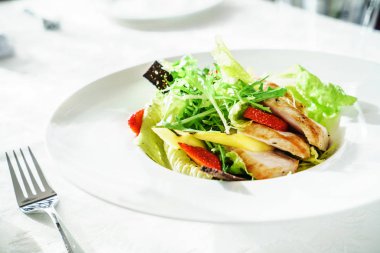 çilek Tavuk salatası