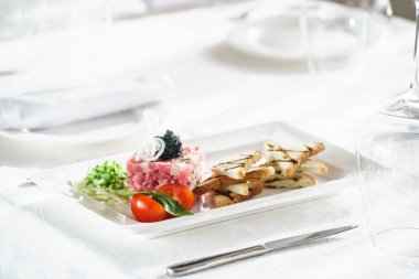 ton balıklı tartar plaka üzerinde 