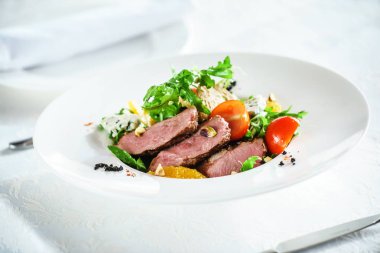 biftek salata tabağı üzerinde 