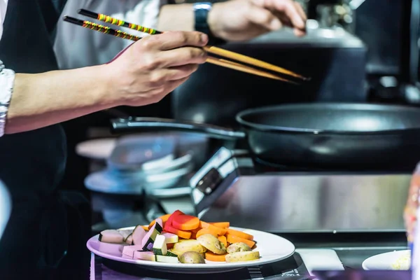 Chef-kok kookt op keuken — Stockfoto