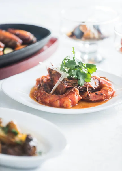 Heerlijke garnalen met saus — Stockfoto