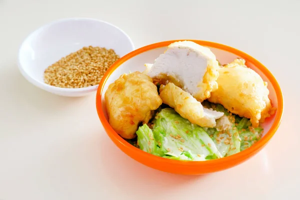葉の天ぷらチキンのサラダ添え — ストック写真