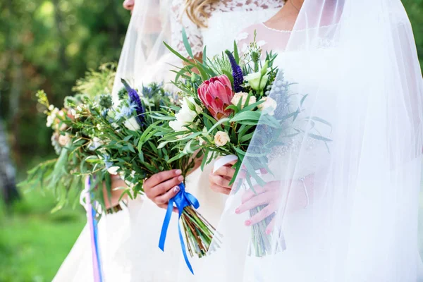 Bruid met bruiloft bloemen — Stockfoto