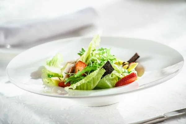 Kycklingsallad med jordgubbar — Stockfoto